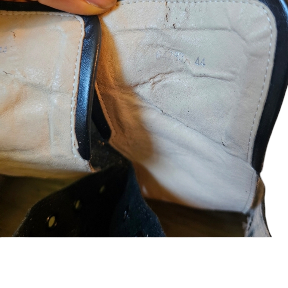 Christian Louboutin - Picture 4 of 9